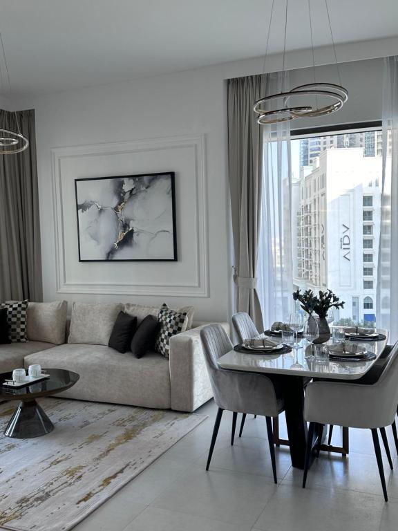 Creek Harbour retreat: Luxurious 2-BR apartment