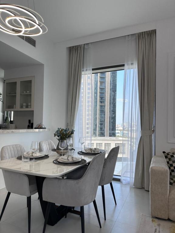 Creek Harbour retreat: Luxurious 2-BR apartment