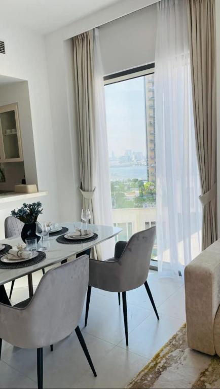 Creek Harbour retreat: Luxurious 2-BR apartment