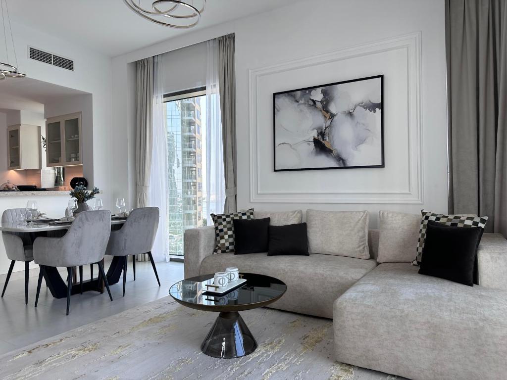 Creek Harbour retreat: Luxurious 2-BR apartment