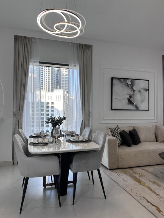 Creek Harbour retreat: Luxurious 2-BR apartment