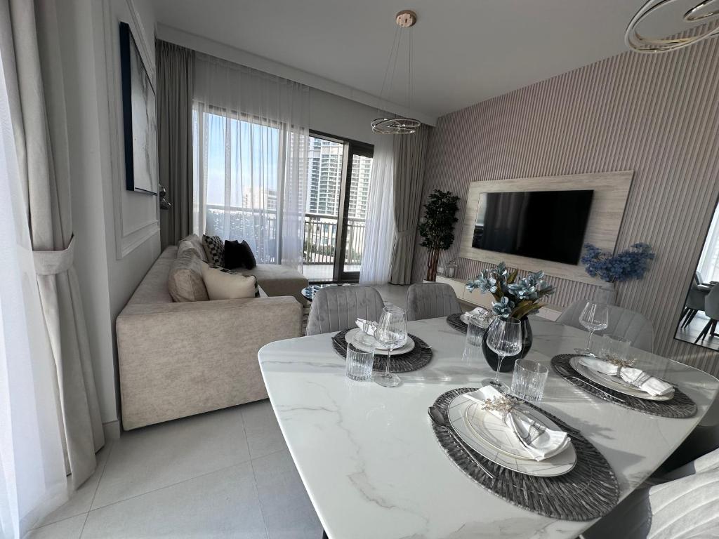 Creek Harbour retreat: Luxurious 2-BR apartment