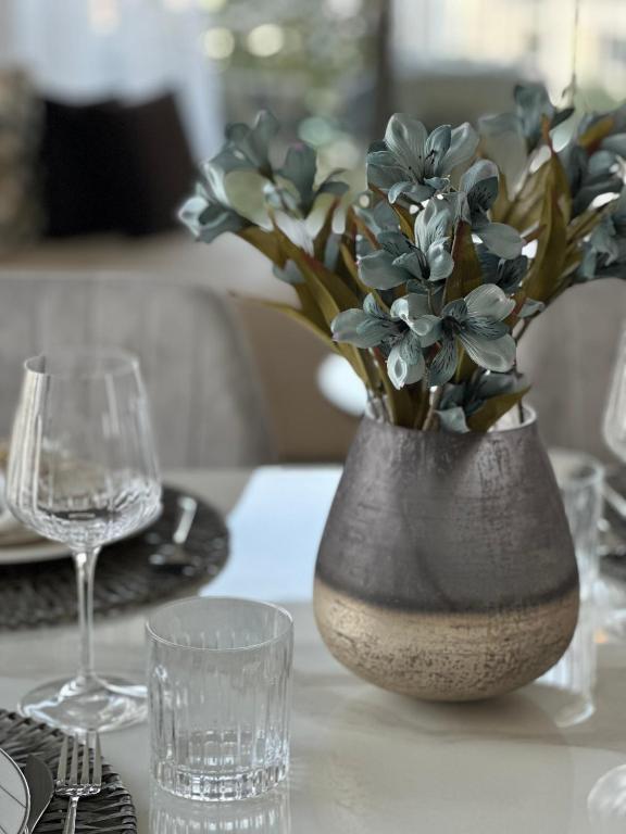 Creek Harbour retreat: Luxurious 2-BR apartment