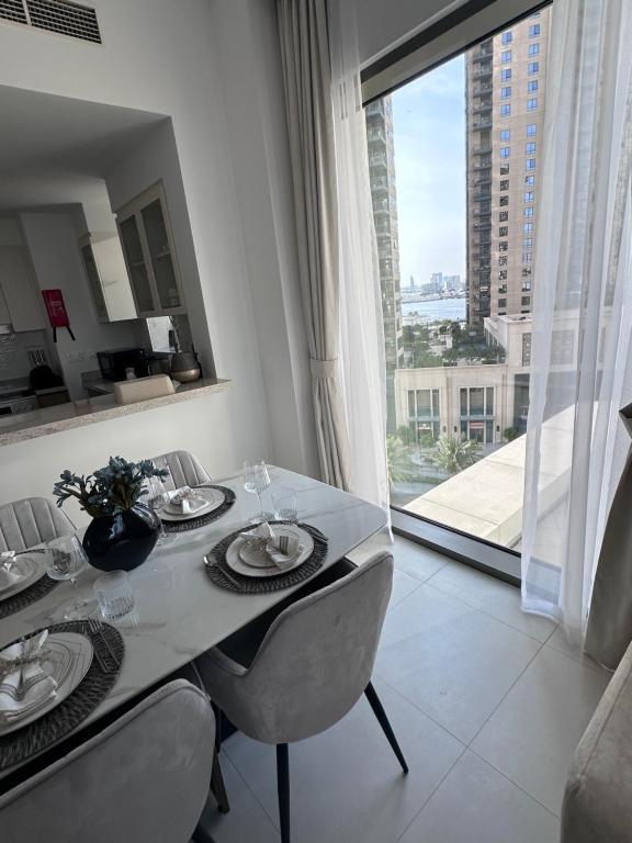 Creek Harbour retreat: Luxurious 2-BR apartment