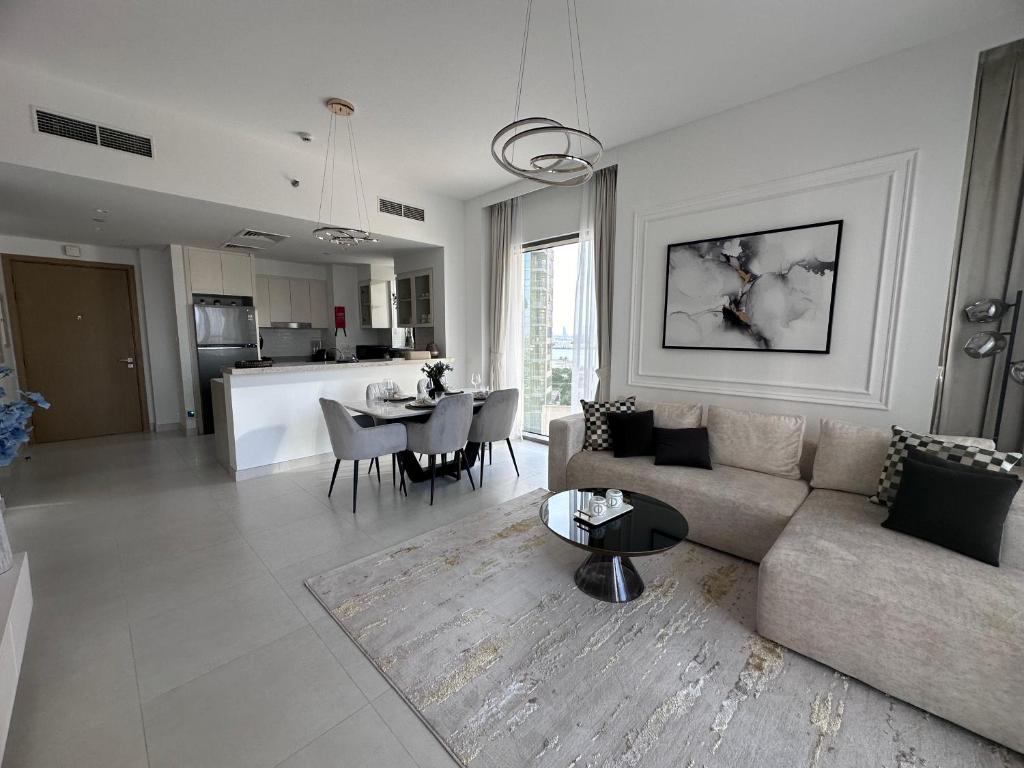 Creek Harbour retreat: Luxurious 2-BR apartment