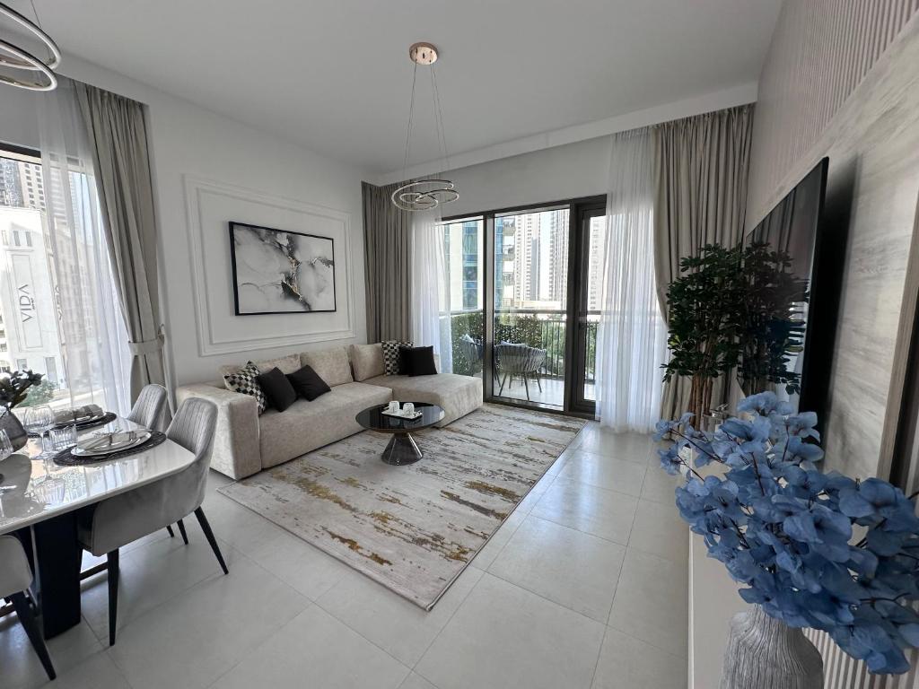 Creek Harbour retreat: Luxurious 2-BR apartment