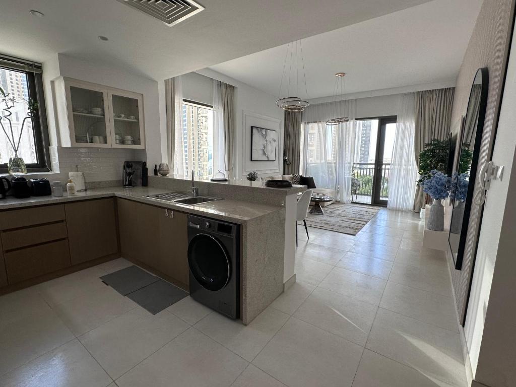 Creek Harbour retreat: Luxurious 2-BR apartment