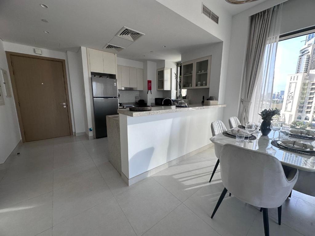 Creek Harbour retreat: Luxurious 2-BR apartment