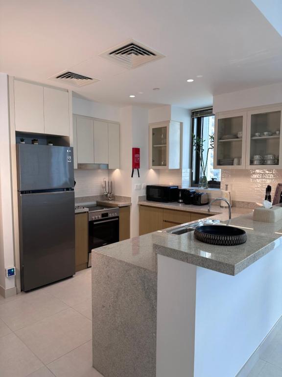 Creek Harbour retreat: Luxurious 2-BR apartment