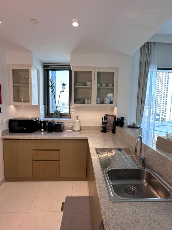 Creek Harbour retreat: Luxurious 2-BR apartment