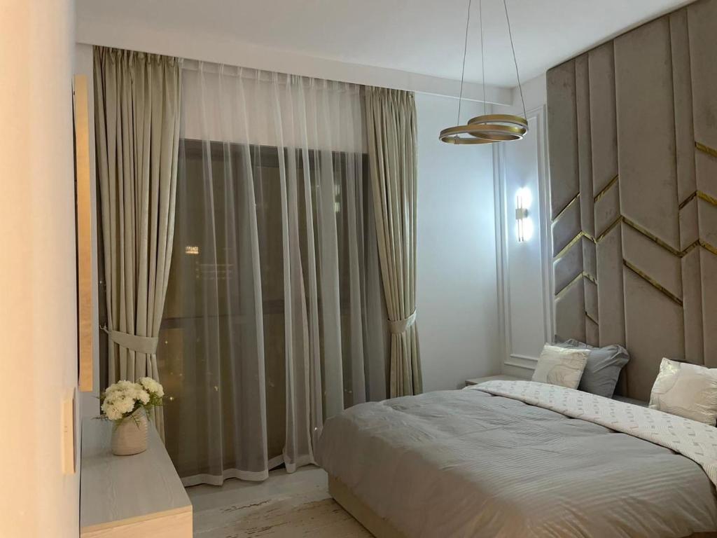 Creek Harbour retreat: Luxurious 2-BR apartment