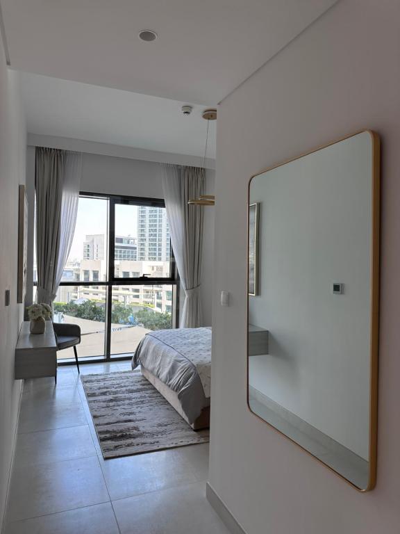 Creek Harbour retreat: Luxurious 2-BR apartment