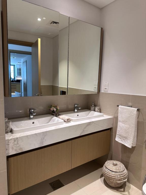 Creek Harbour retreat: Luxurious 2-BR apartment