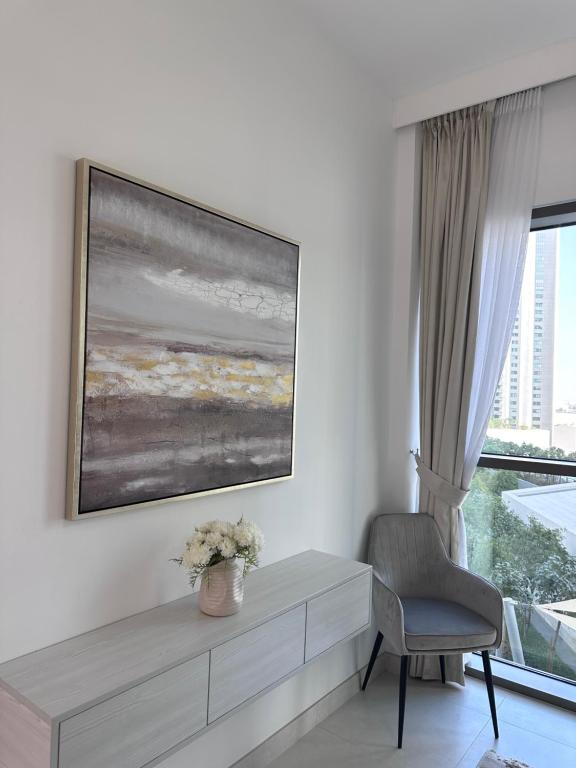 Creek Harbour retreat: Luxurious 2-BR apartment