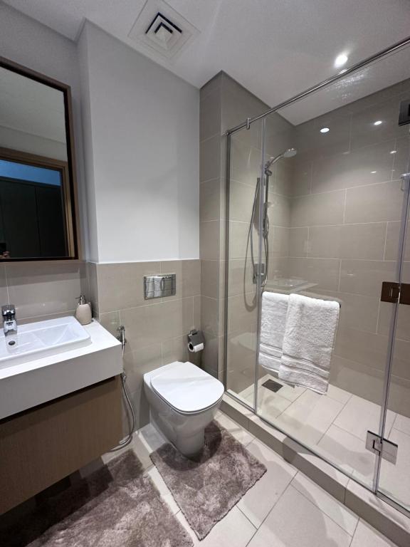 Creek Harbour retreat: Luxurious 2-BR apartment