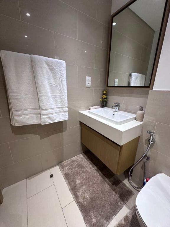 Creek Harbour retreat: Luxurious 2-BR apartment