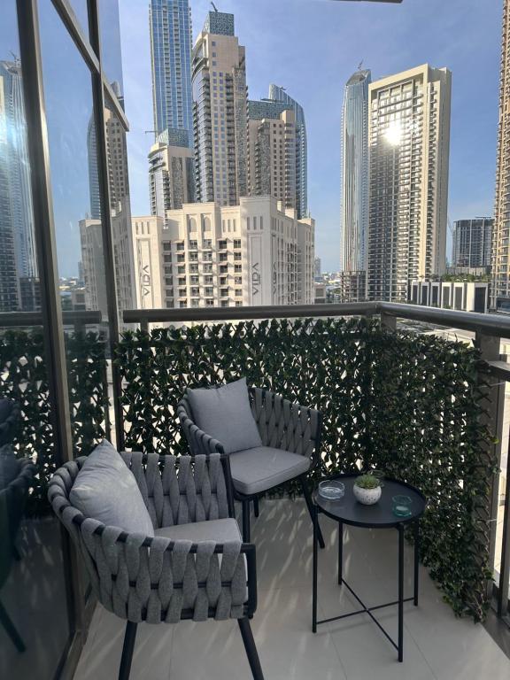 Creek Harbour retreat: Luxurious 2-BR apartment