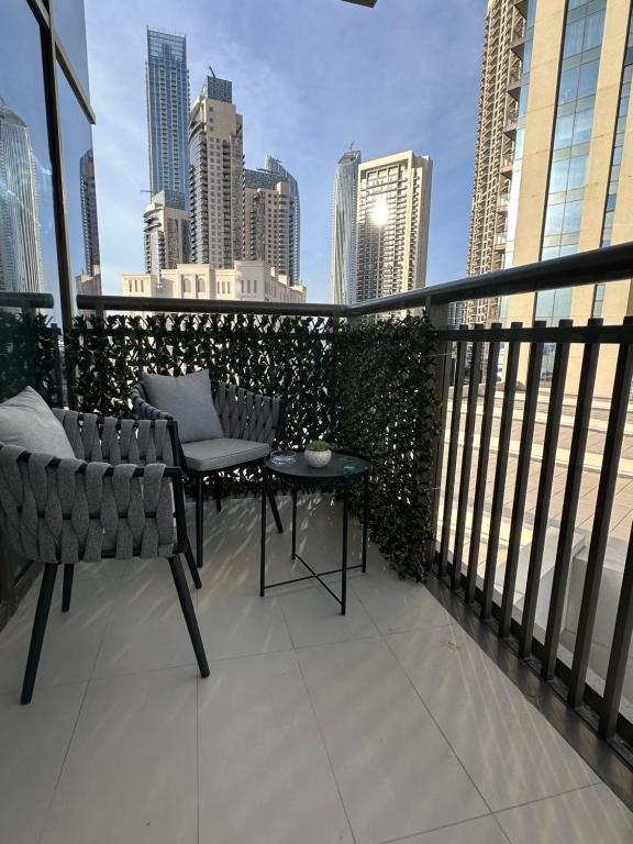 Creek Harbour retreat: Luxurious 2-BR apartment