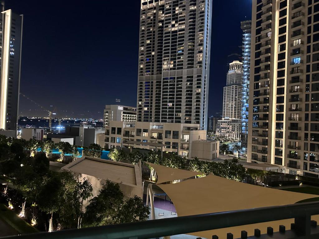 Creek Harbour retreat: Luxurious 2-BR apartment