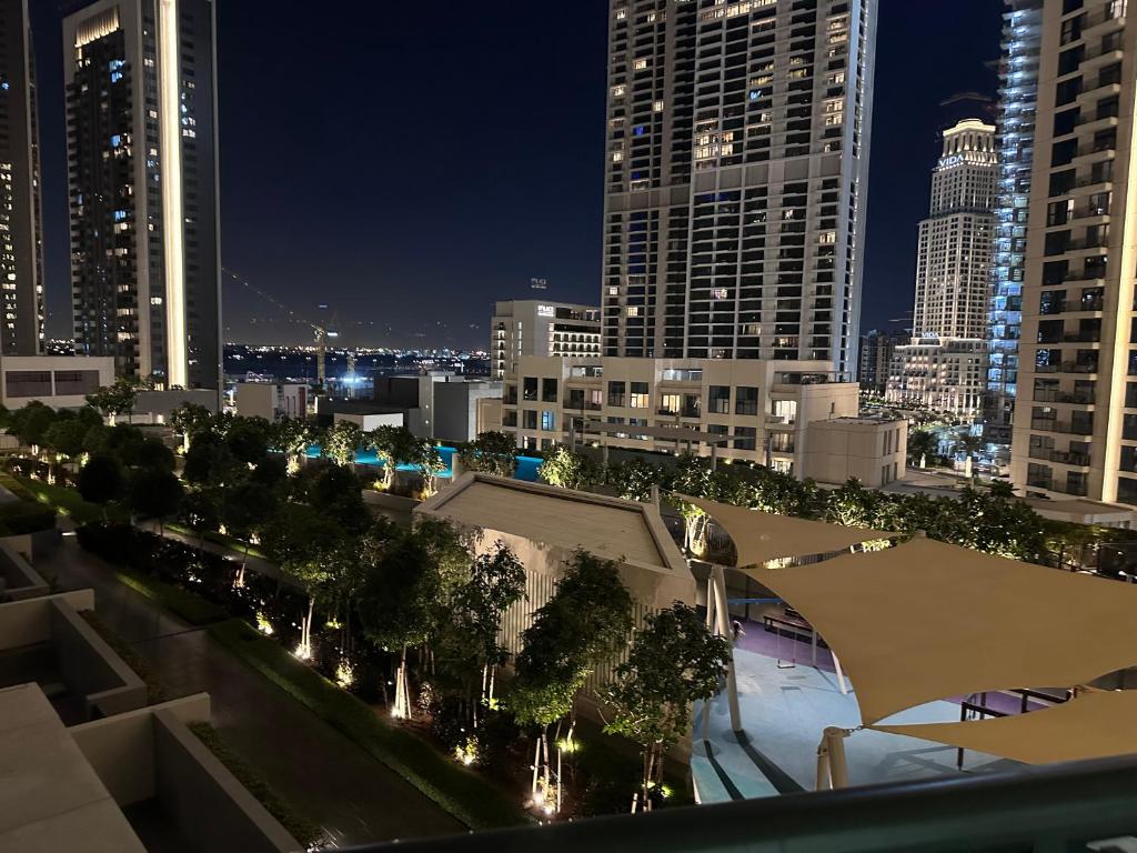 Creek Harbour retreat: Luxurious 2-BR apartment