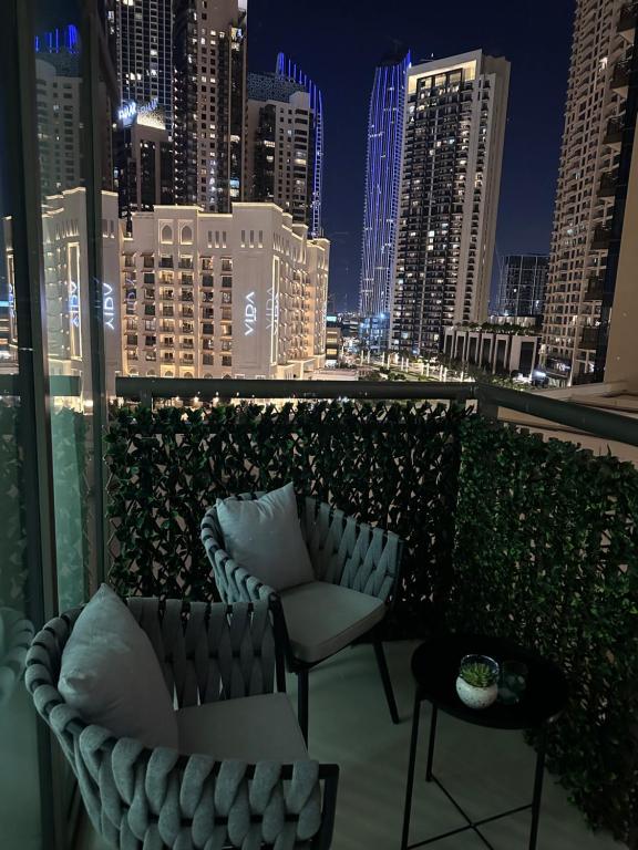 Creek Harbour retreat: Luxurious 2-BR apartment