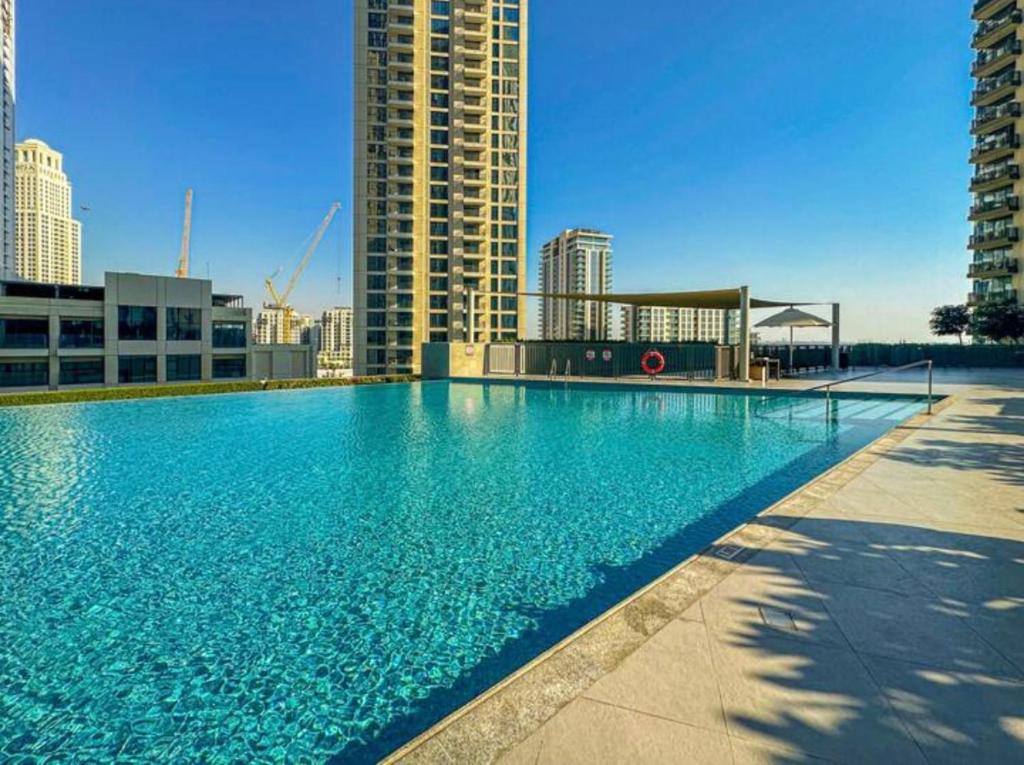 Creek Harbour retreat: Luxurious 2-BR apartment