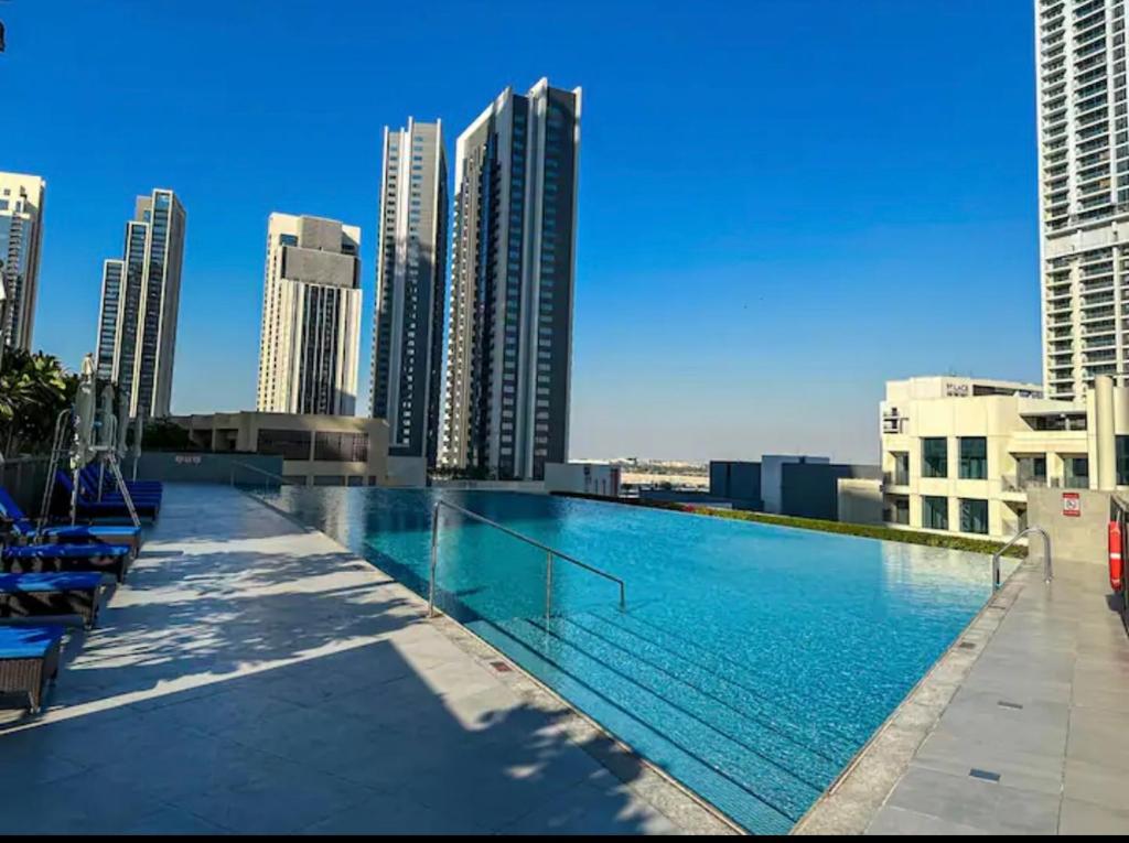 Creek Harbour retreat: Luxurious 2-BR apartment