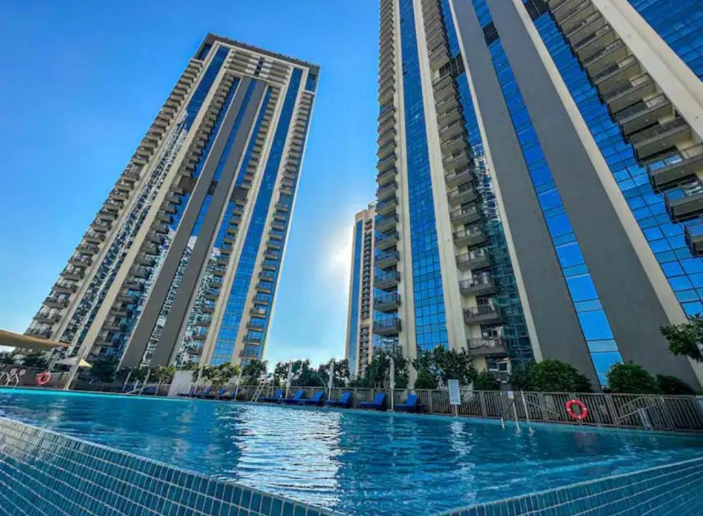 Creek Harbour retreat: Luxurious 2-BR apartment