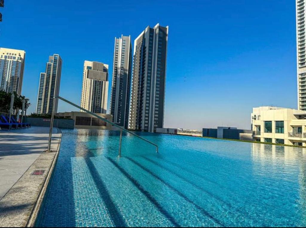 Creek Harbour retreat: Luxurious 2-BR apartment