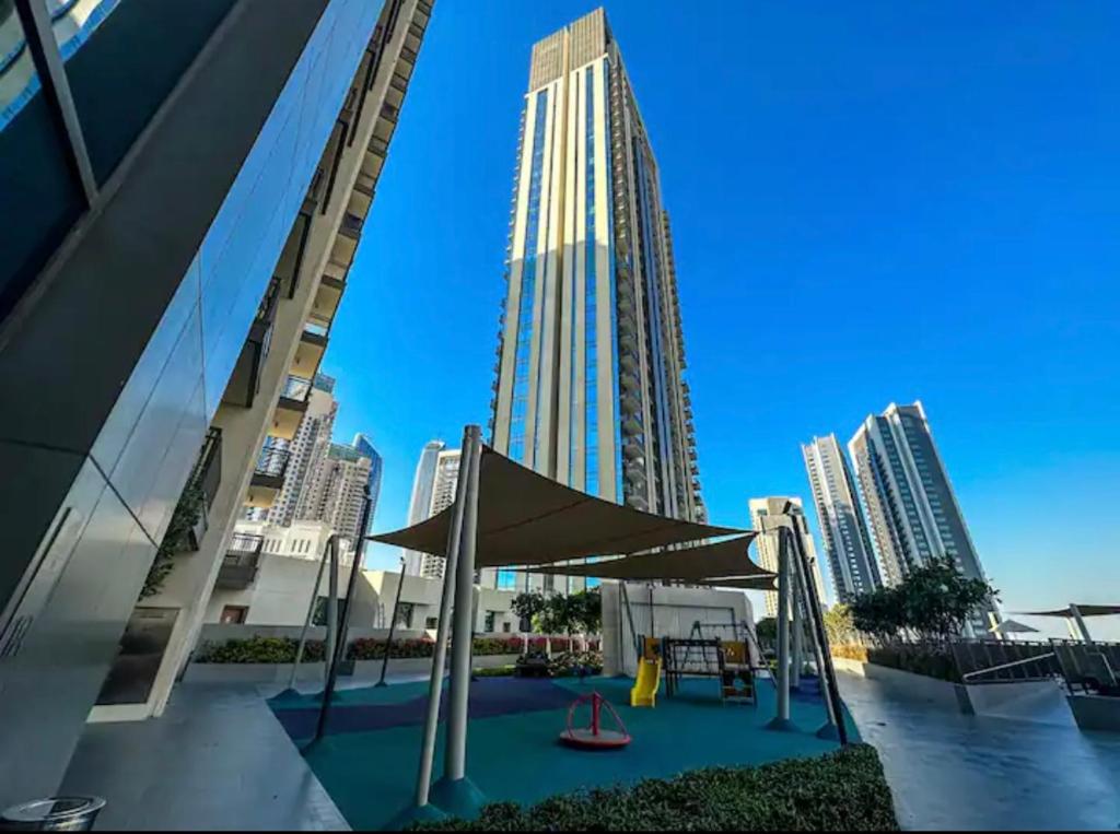 Creek Harbour retreat: Luxurious 2-BR apartment