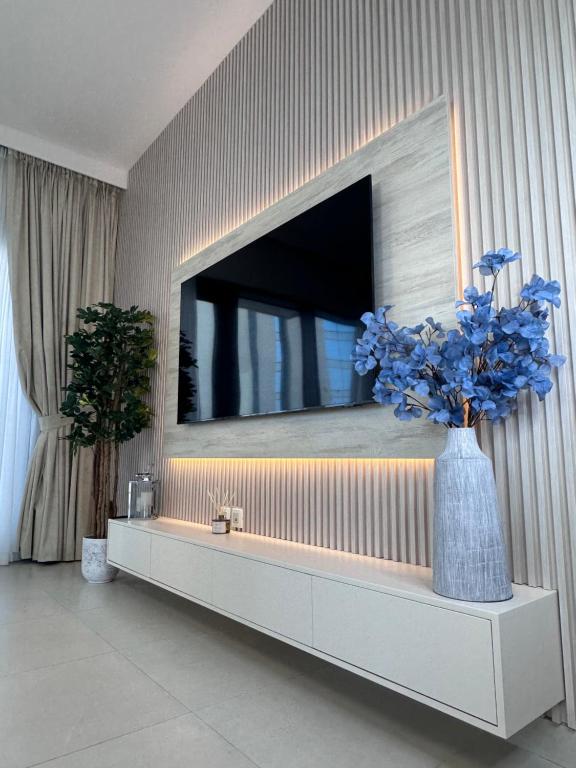 Creek Harbour retreat: Luxurious 2-BR apartment