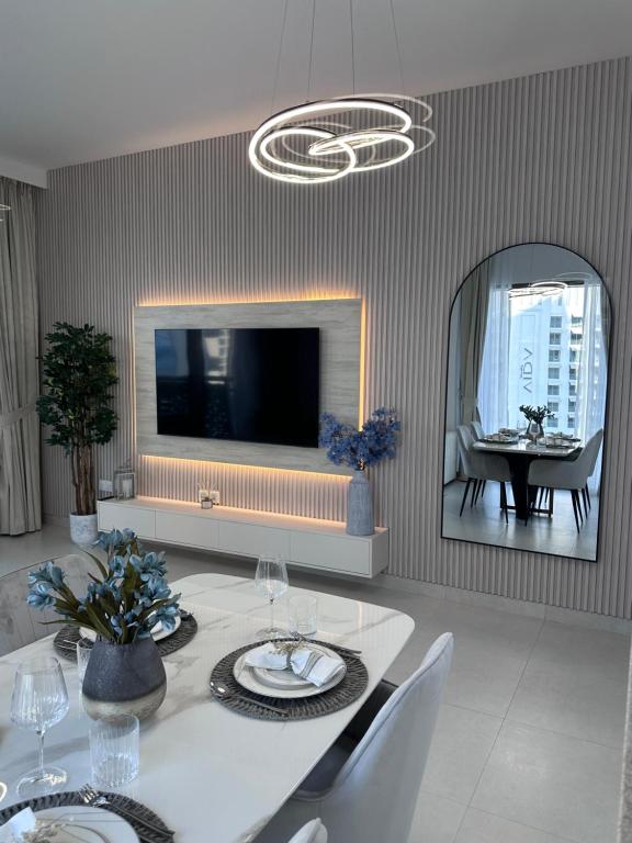 Creek Harbour retreat: Luxurious 2-BR apartment