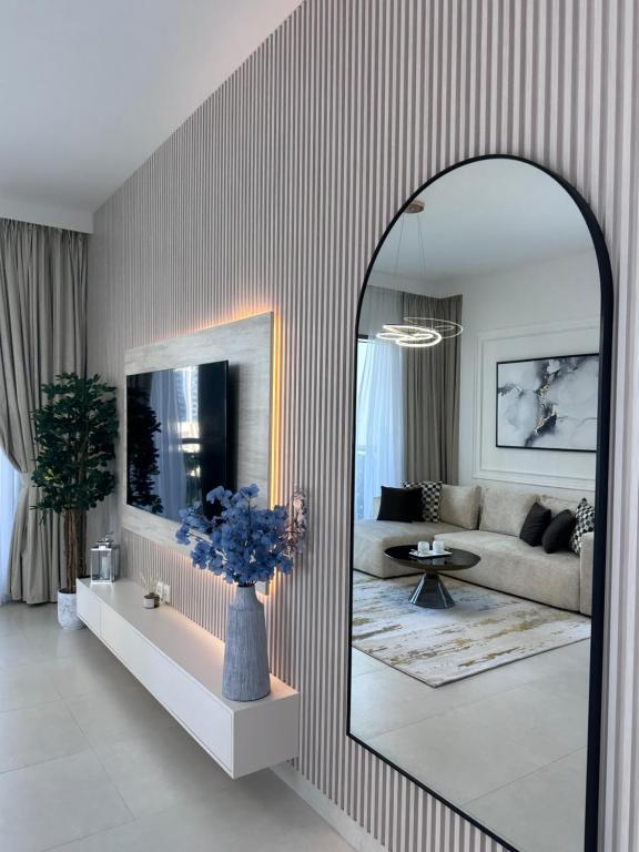 Creek Harbour retreat: Luxurious 2-BR apartment