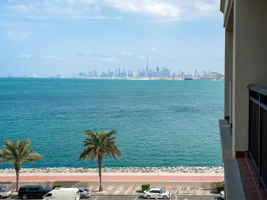 هتل امبیانت 1BR آپارتمان آن د بیچ ات 5 استار ریزورت - Ambient 1BR Apartment On The Beach at 5 Star Resort
