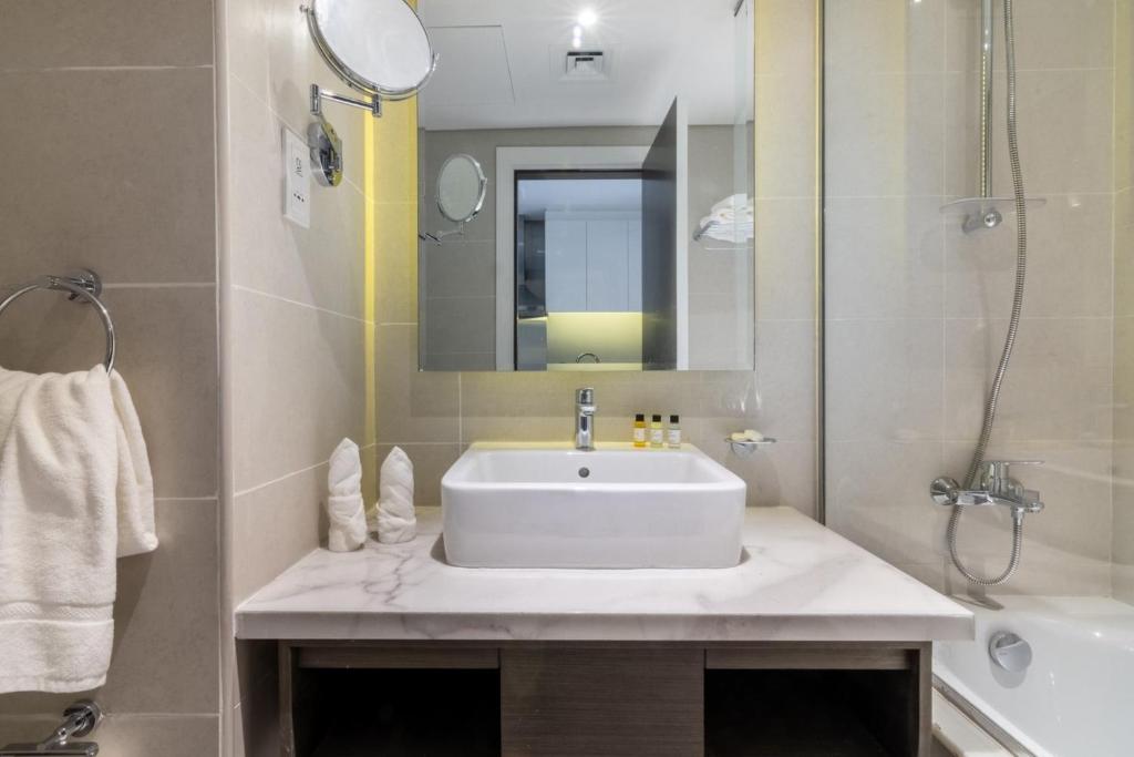 GuestReady Holiday Homes - Living in Taupe