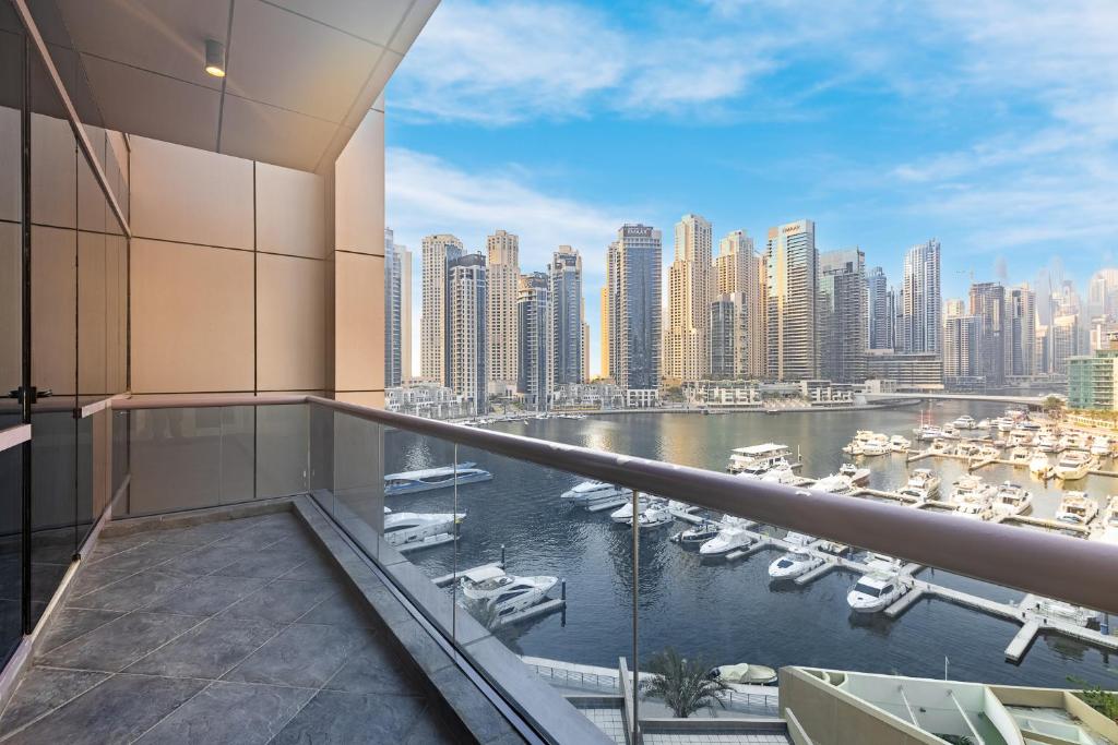 هتل اکسترا اسپیشس هوم ویت استانینگ مارینا ویوز - Extra Spacious Home with Stunning Marina Views