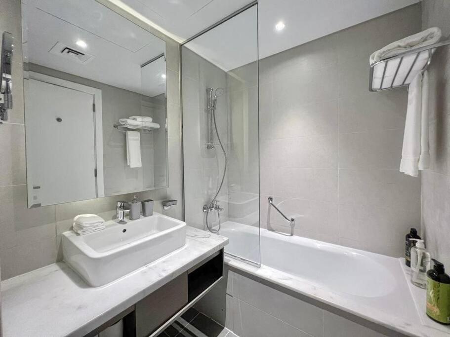 Deluxe Studio Business Bay - Canal View - Gym & Pool