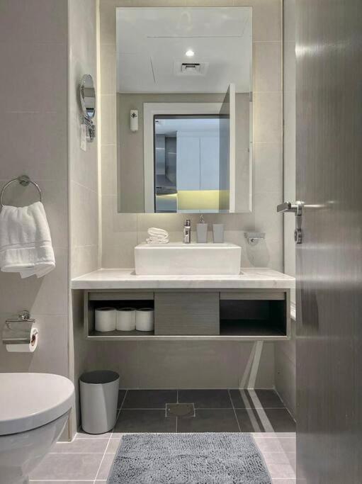 Deluxe Studio Business Bay - Canal View - Gym & Pool