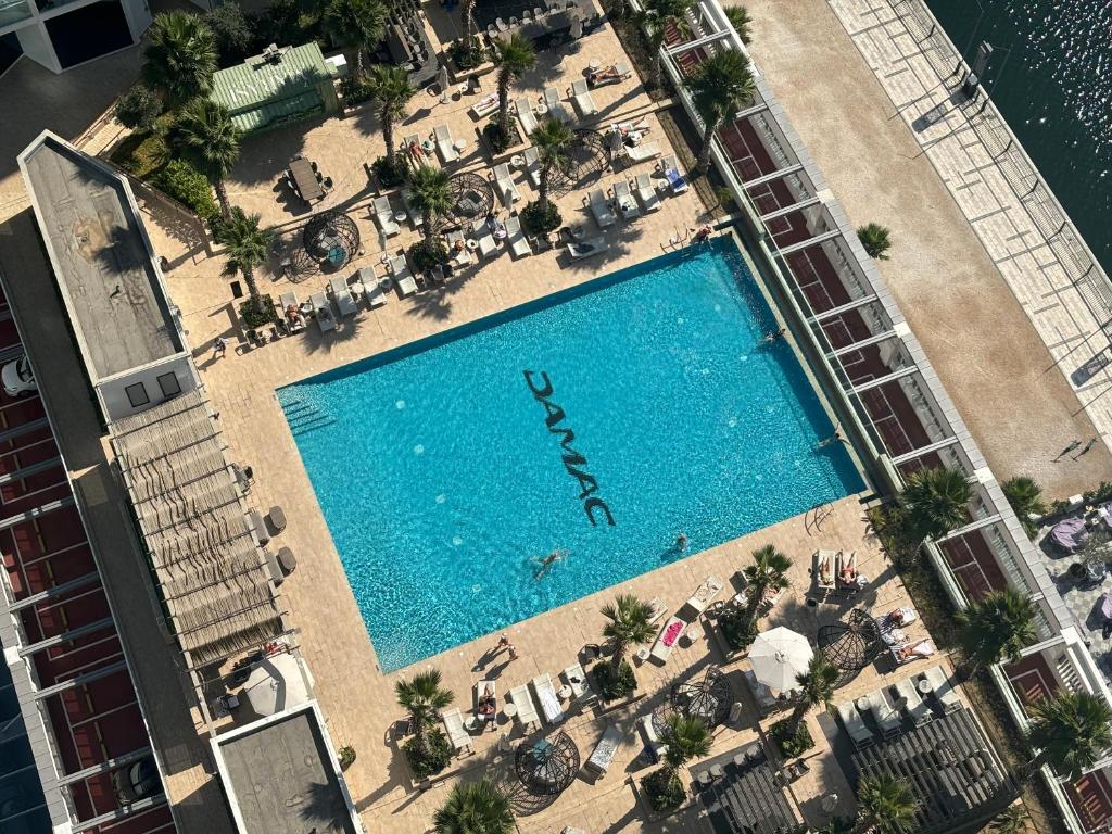 Deluxe Studio Business Bay - Canal View - Gym & Pool