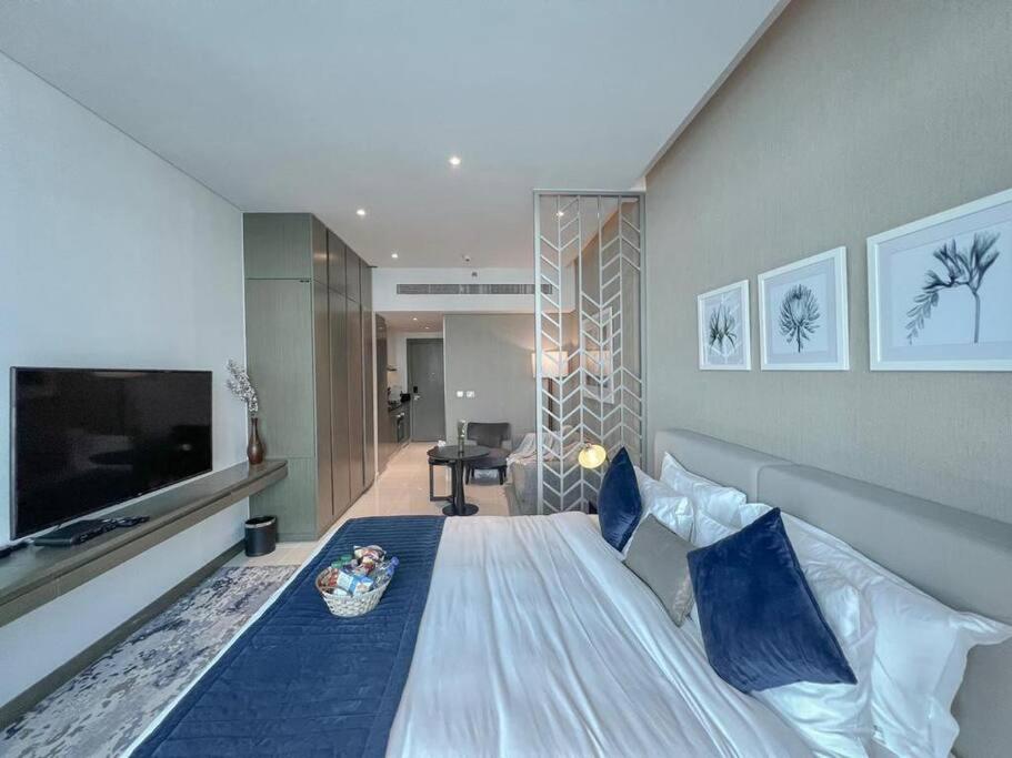 Deluxe Studio Business Bay - Canal View - Gym & Pool