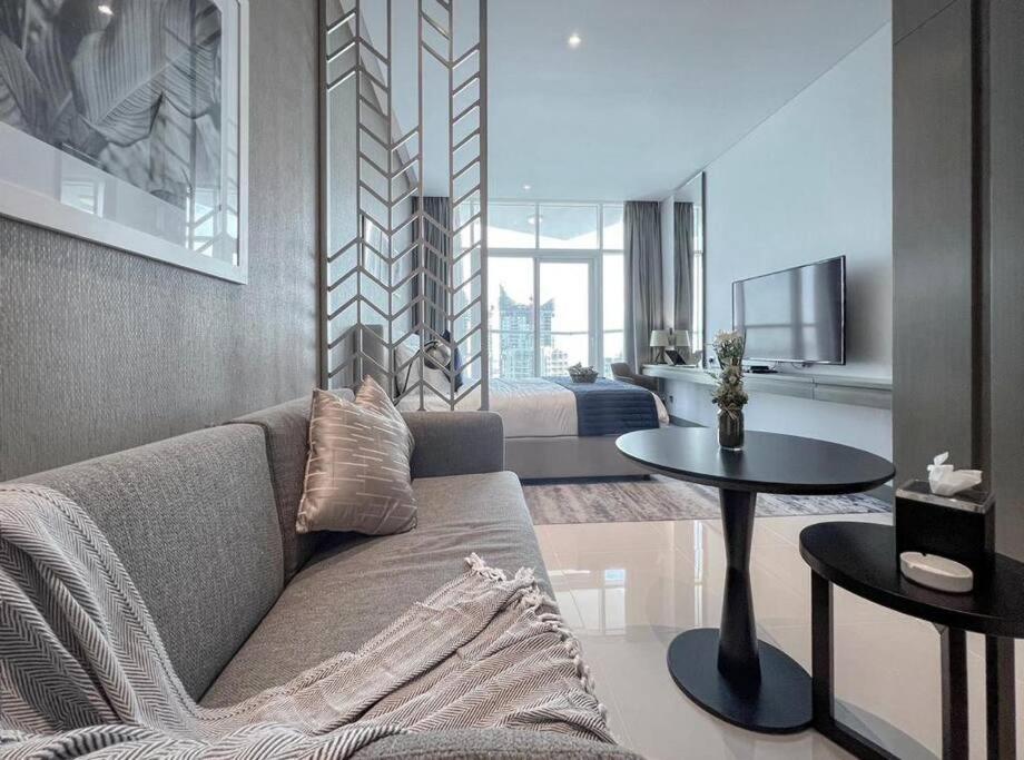 Deluxe Studio Business Bay - Canal View - Gym & Pool