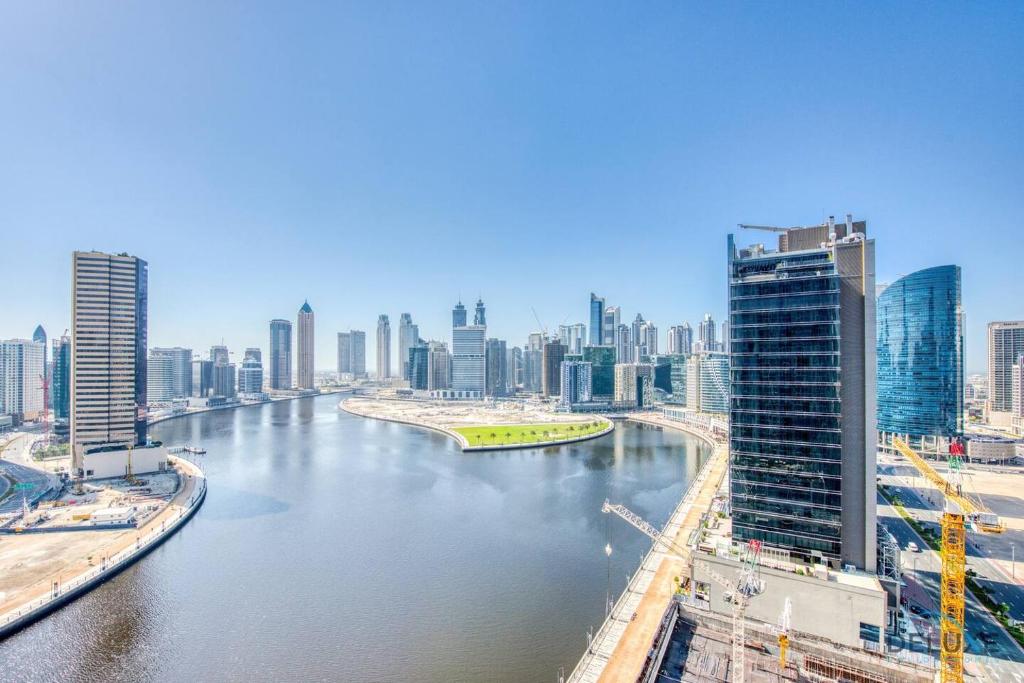 Deluxe Studio Business Bay - Canal View - Gym & Pool