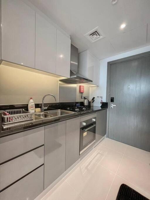 Deluxe Studio Business Bay - Canal View - Gym & Pool