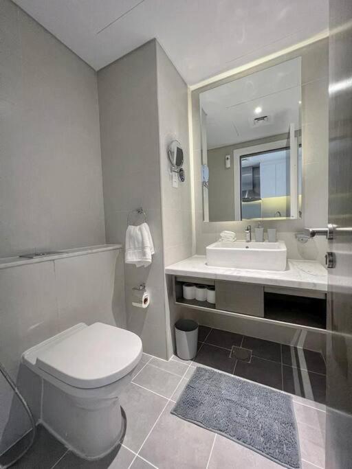 Deluxe Studio Business Bay - Canal View - Gym & Pool