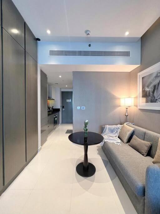 Deluxe Studio Business Bay - Canal View - Gym & Pool