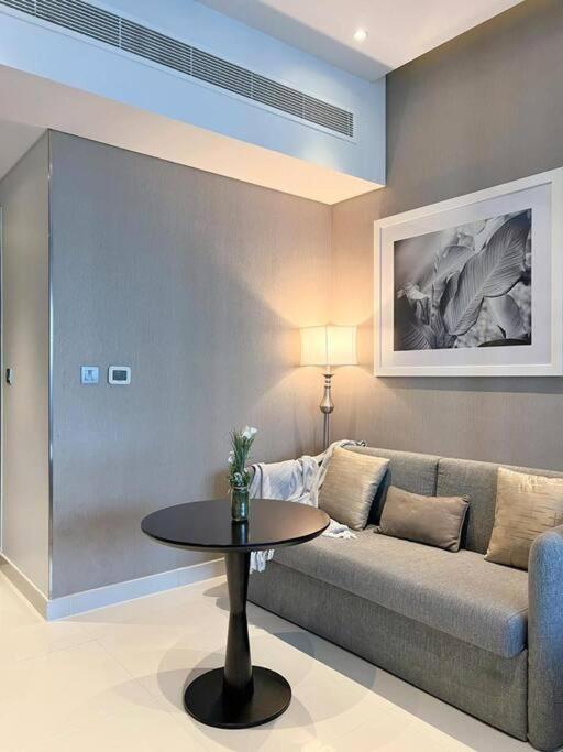 Deluxe Studio Business Bay - Canal View - Gym & Pool