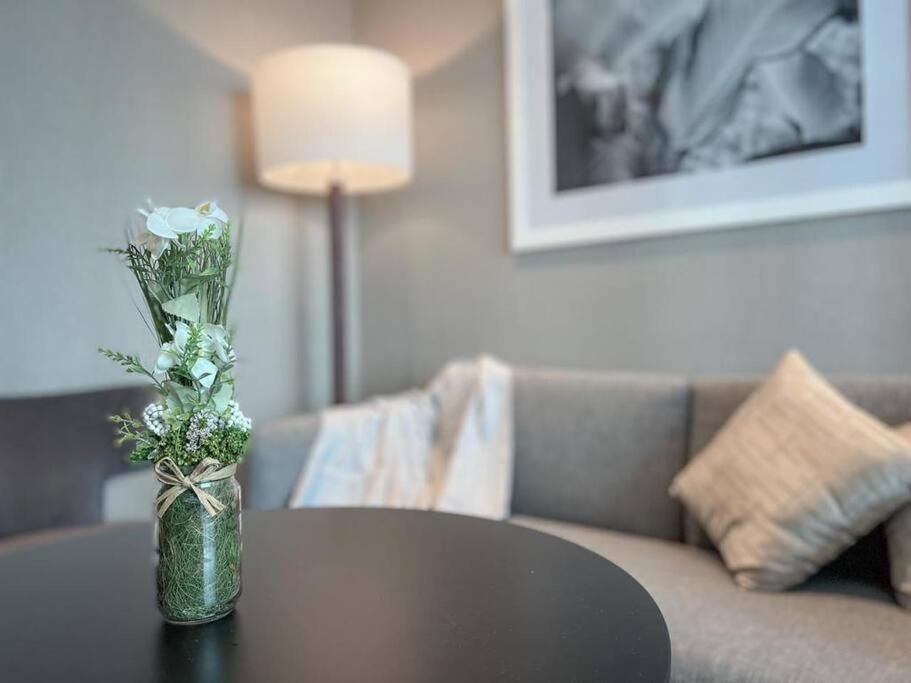 Deluxe Studio Business Bay - Canal View - Gym & Pool