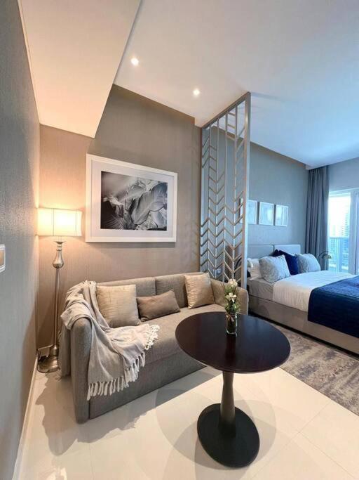 Deluxe Studio Business Bay - Canal View - Gym & Pool
