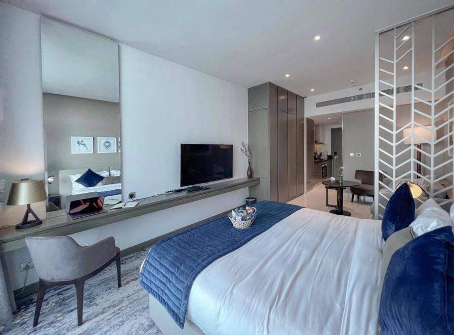 Deluxe Studio Business Bay - Canal View - Gym & Pool