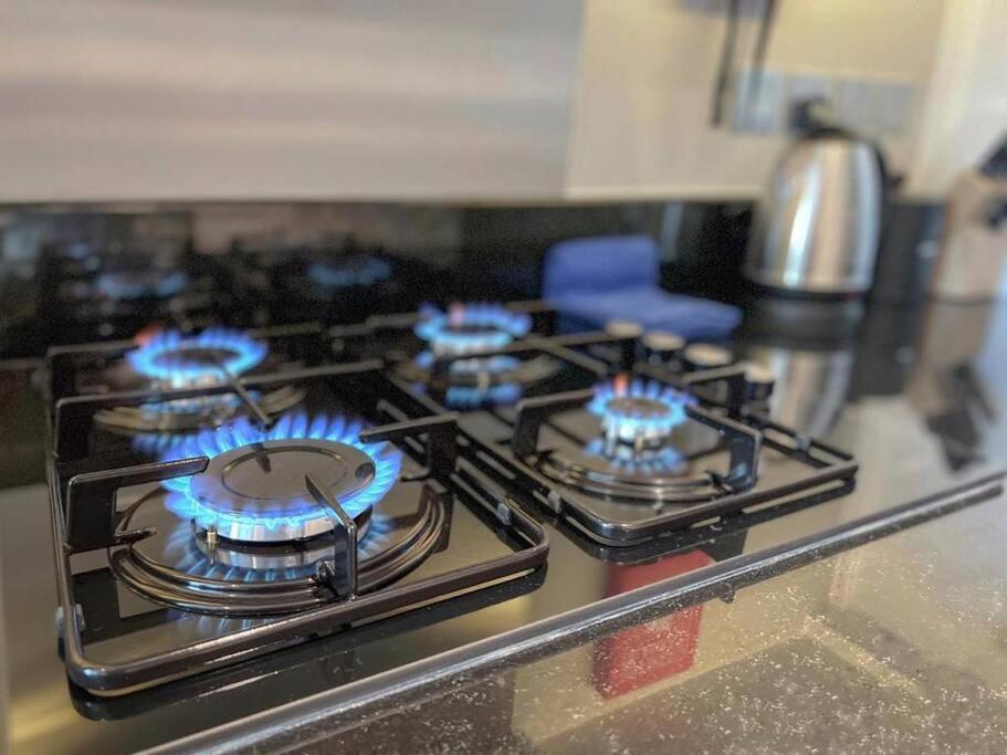 Deluxe Studio Business Bay - Canal View - Gym & Pool